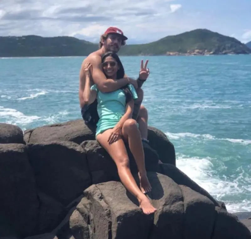 Imagem mostra o ex-BBB Alan Possamai e namorada, Fernanda