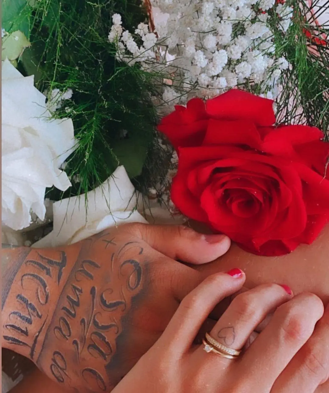 Imagem mostra flores de Gabi Martins do pedido de namoro