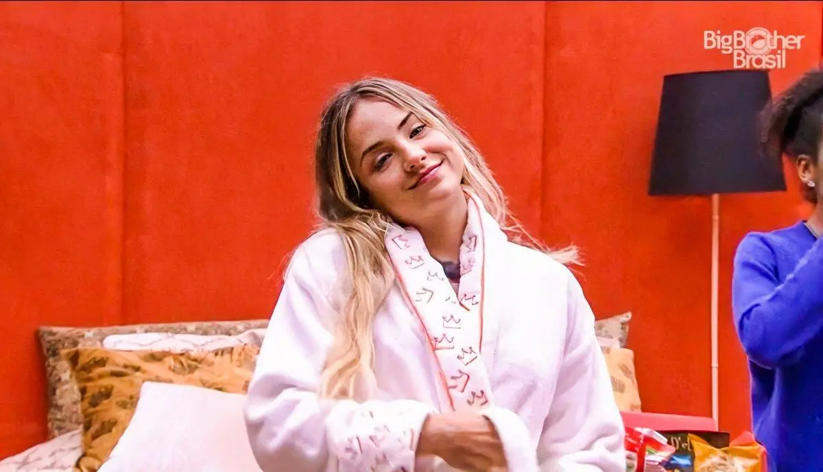 Na imagem Gabi Martins com o roupão do líder no BBB 20