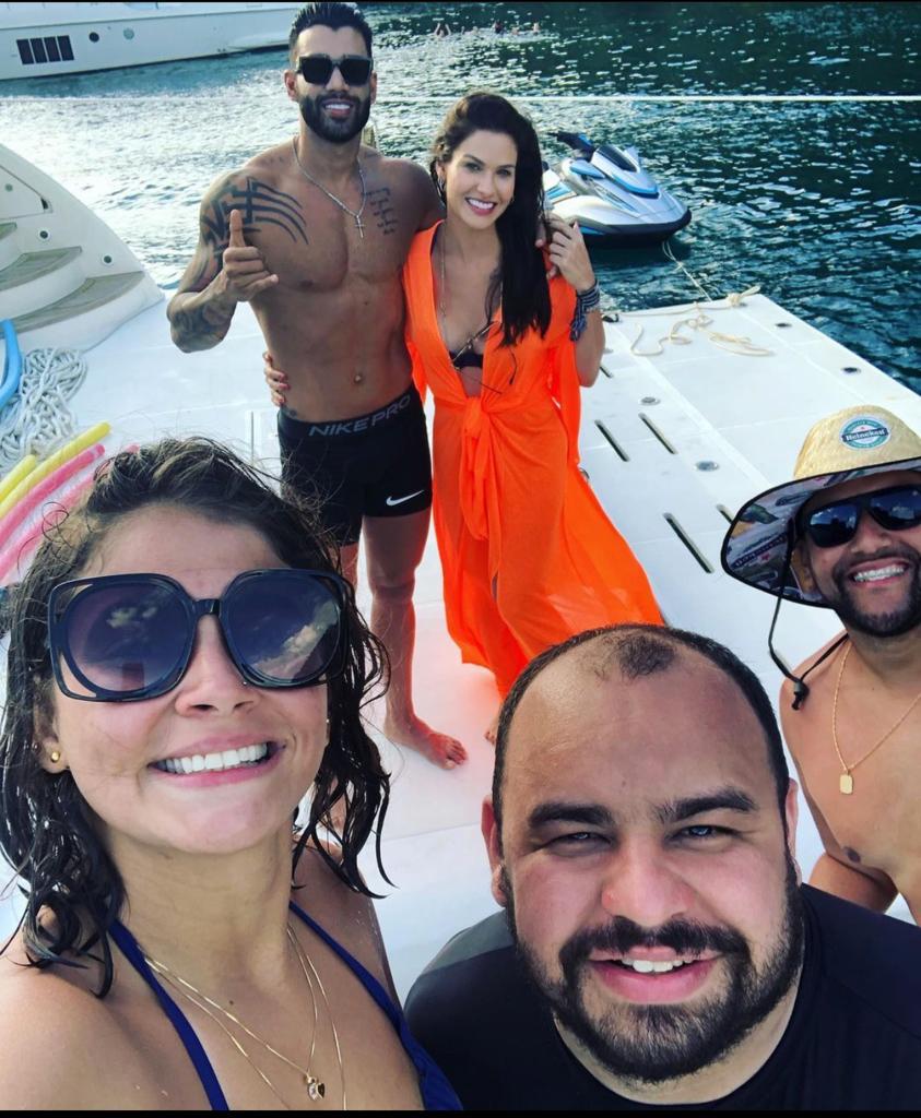 Imagem mostra Gusttavo Lima e Andressa Suita e fãs