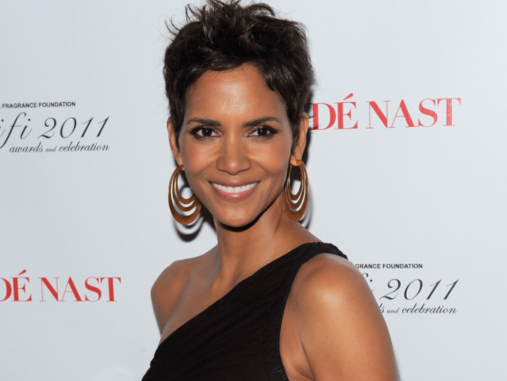 Foto da atriz Halle Berry em matéria sobre pessoas pobres que ficaram ricas