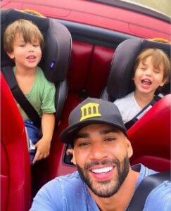 Imagem de Gusttavo Lima com os filhos