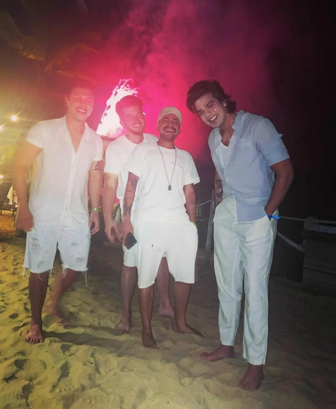 Imagem de Luan Santana com amigos no ano novo(