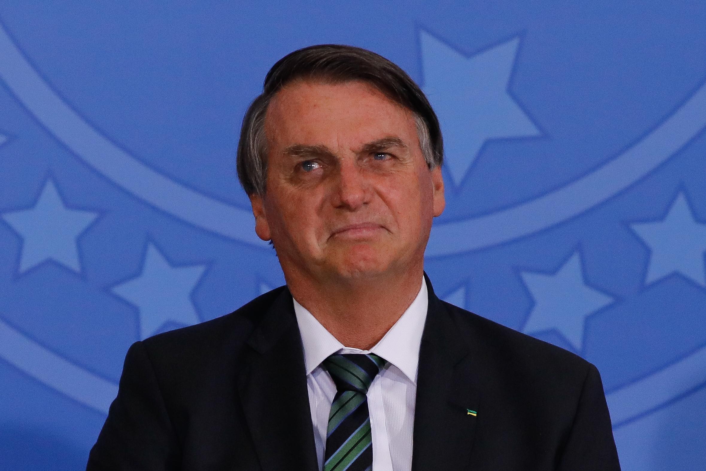 iimagem mostra bolsonaro em matéria sobre avião que atrasará busca de vacinas na índia