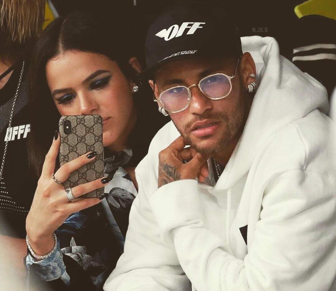 Na imagem o ex-casal Bruna Marquezine e Neymar, o shipper 'Brumar'