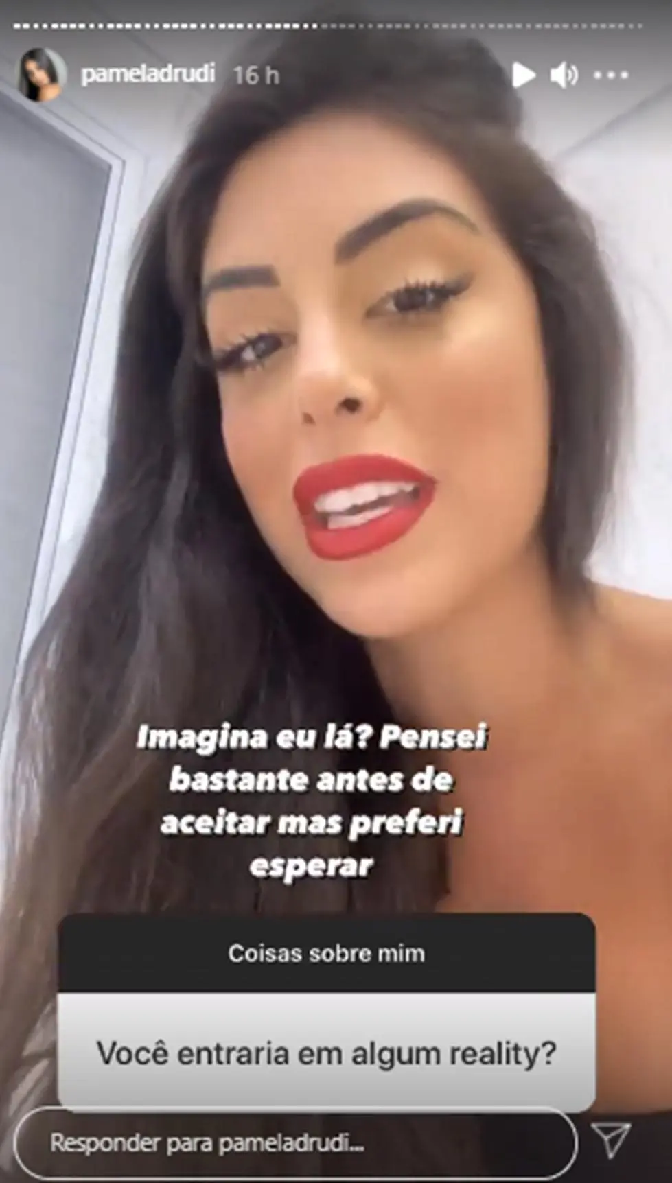 Na imagem print de Pamela Drudi falando sobre o convite do De Ferias com o Ex