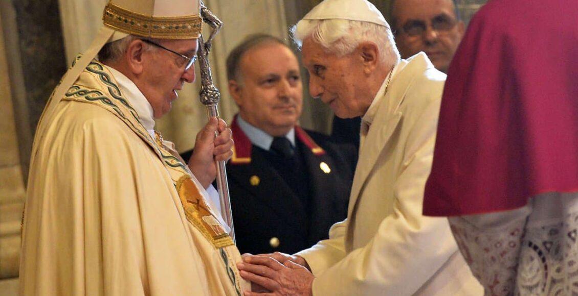 Papa Francisco e Bento XVI são vacinados