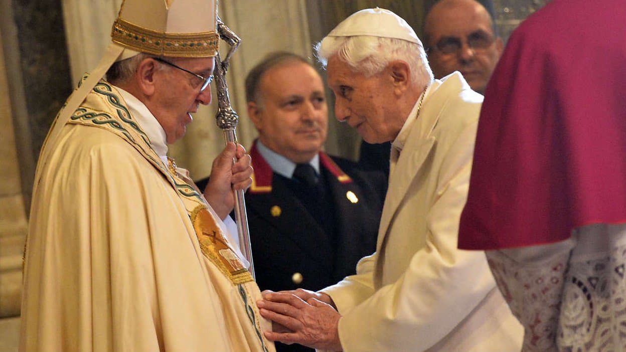 Papa Francisco e Bento XVI são vacinados