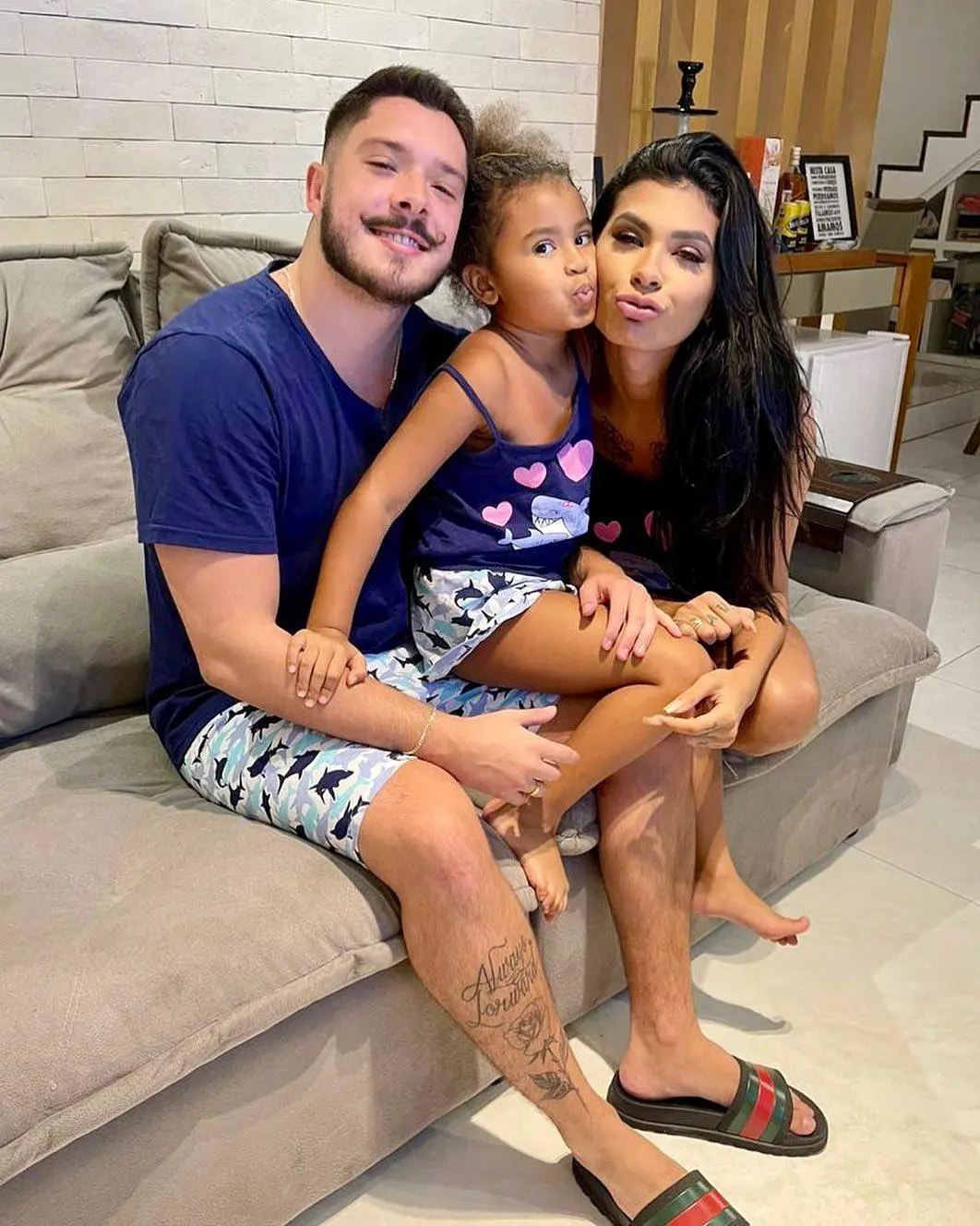 Na imagem, Pocah no BBB 21 e família
