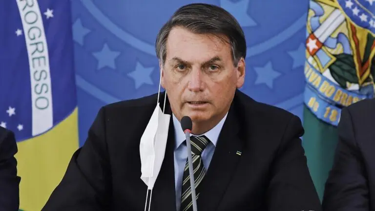 Bolsonaro questiona eficácia das máscaras e faz campanha contra