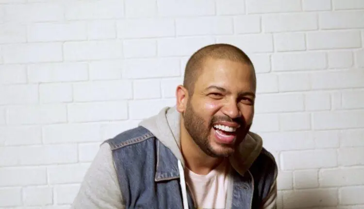 na imagem Projota que revelou que é daltônico