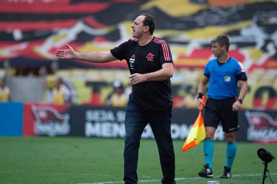 Imagem mostra técnico do Flamengo, Rogério Ceni.