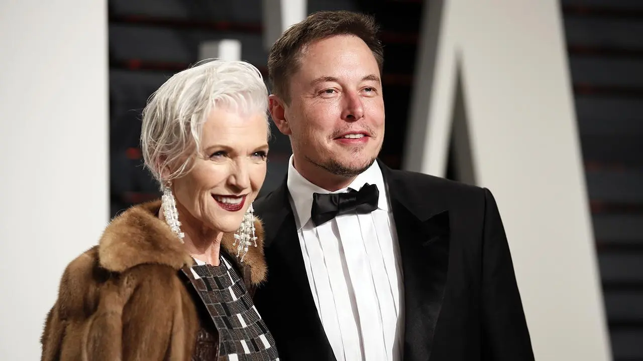 Imagem mostra a modelo Maye Musk e Elon Musk em matéria sobre a família de Elon Musk