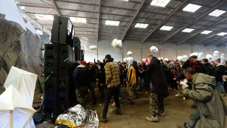 Milhares quebram restrições da covid-19 e participam de rave ilegal na França