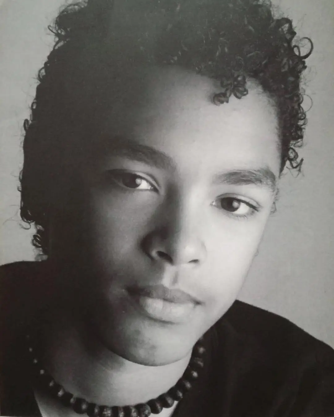 Na imagem o ator Regé-Jean Page