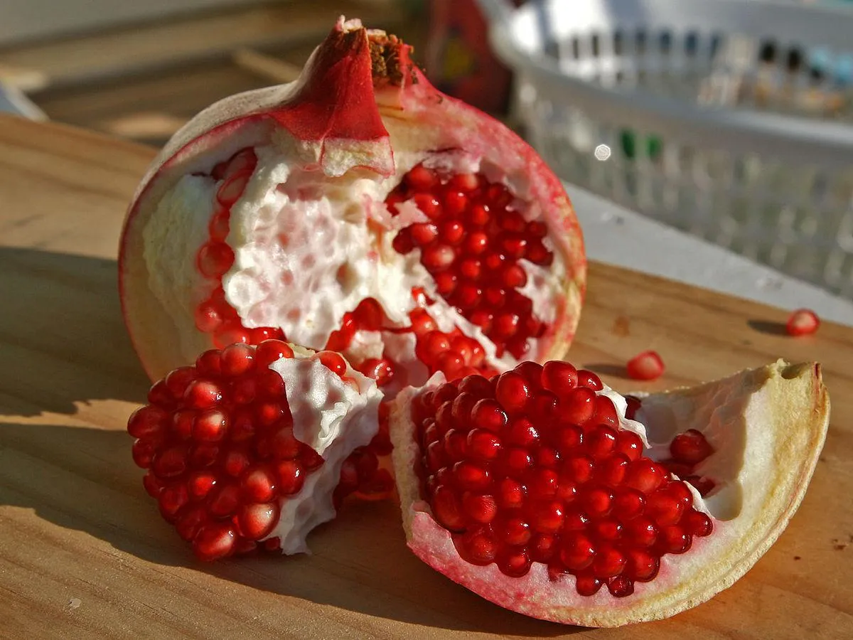 Na imagem a fruta Romã - rituais para o dia 6 de janeiro