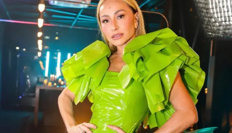 Na imagem a apresentadora Sabrina Sato que esteve no BBB 3 - famosos aquário