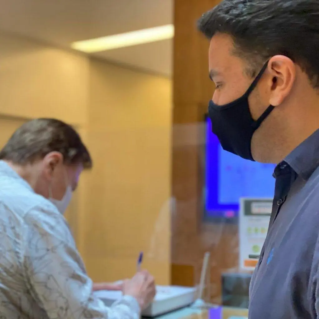 Imagem mostra Silvio Santos no salão do Jassa