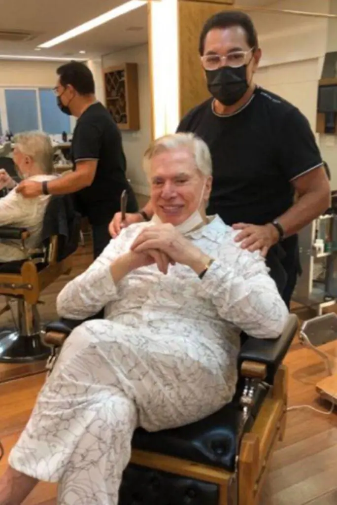 Imagem mostra Silvio Santos no salão do Jassa