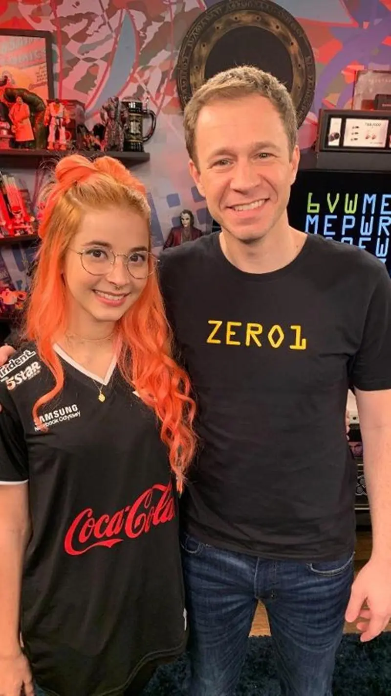 Na imagem a gamer Thaiga e o apresentador Tiago Liefert