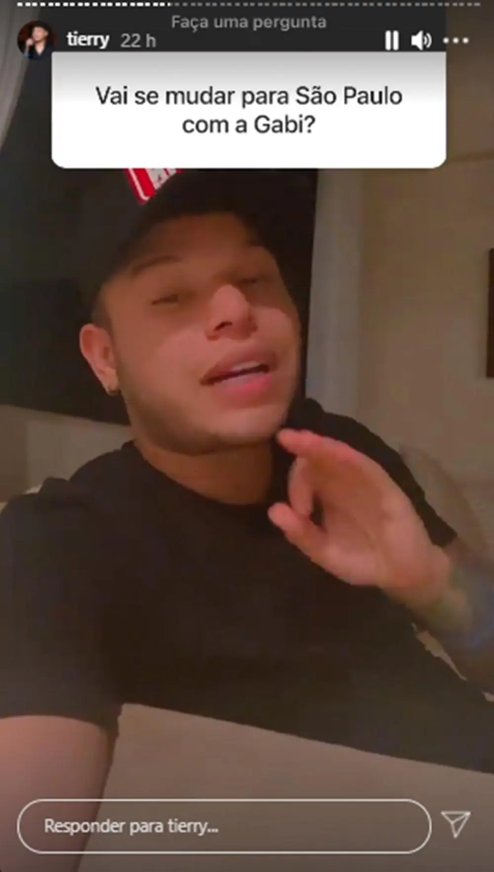 Na imagem o cantor Tierry nos Stories