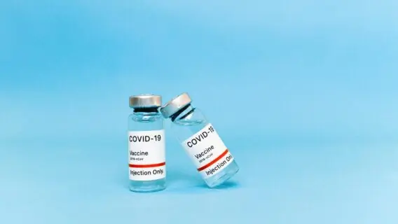 Entenda as diferenças entre as vacinas de Oxford e CoronaVac