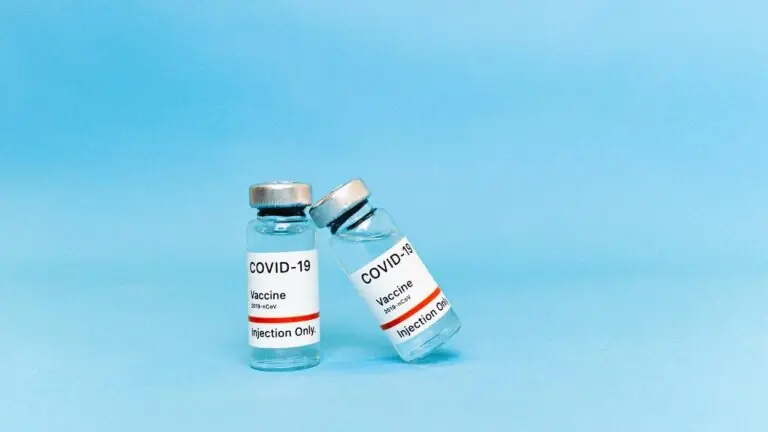 Entenda as diferenças entre as vacinas de Oxford e CoronaVac