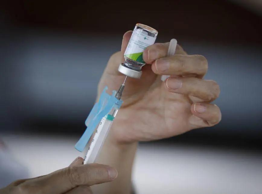 Imagem mostra vacina em matéria sobre falsa aplicação da vacina contra Covid-19