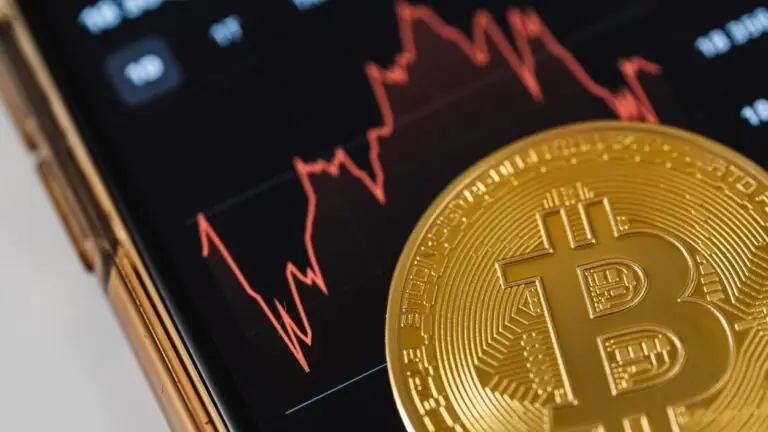 Após cair mais de 5% Bitcoin ganha fôlego e queda fica em 2%