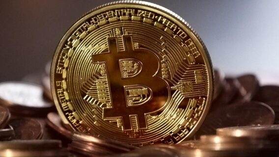 Bitcoin rompe patamar histórico e fecha o dia em R$ 365 mil