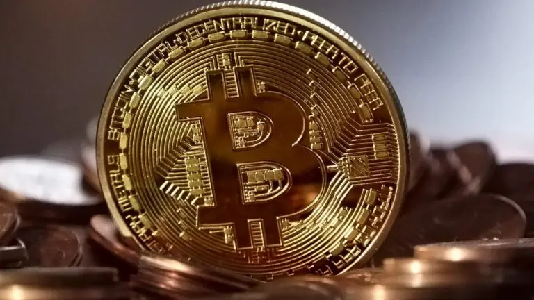 Bitcoin rompe patamar histórico e fecha o dia em R$ 365 mil
