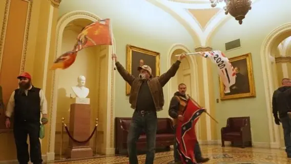 VÍDEO: apoiadores de Trump invadem congresso dos EUA