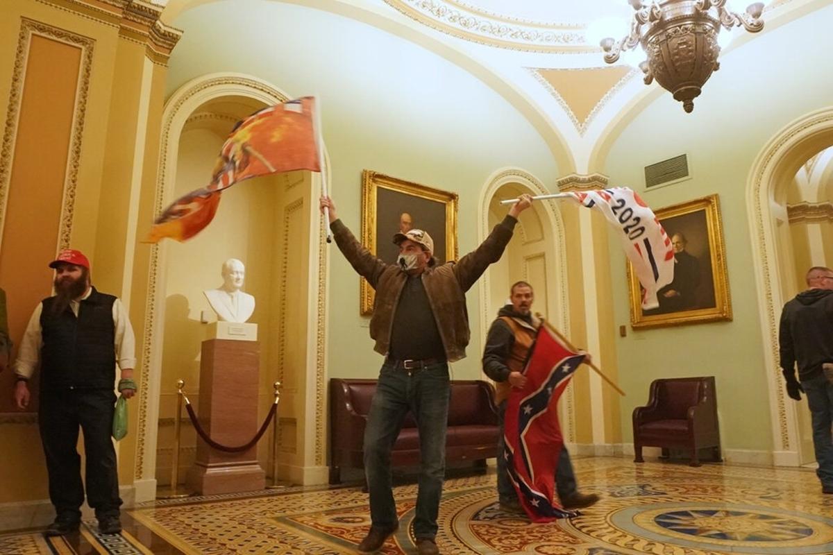Imagem de apoiadores de Donald Trump no congresso nos EUA