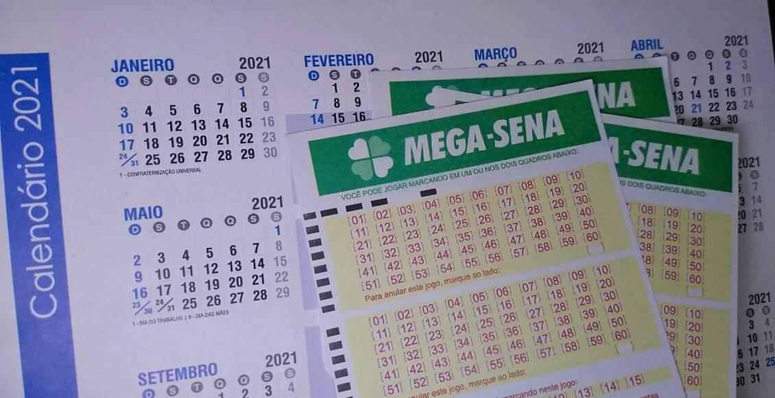 mega-semana - a imagem contém três bilhetes da mega-sena em branco junto a um calendário de 2021
