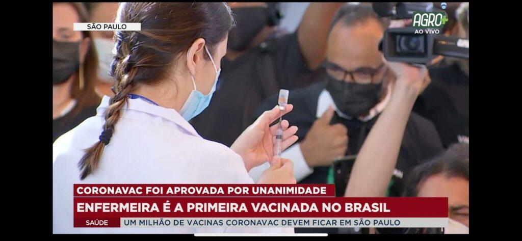 Imagem da primeira vacina contra Covid-19 aplicada no Brasil