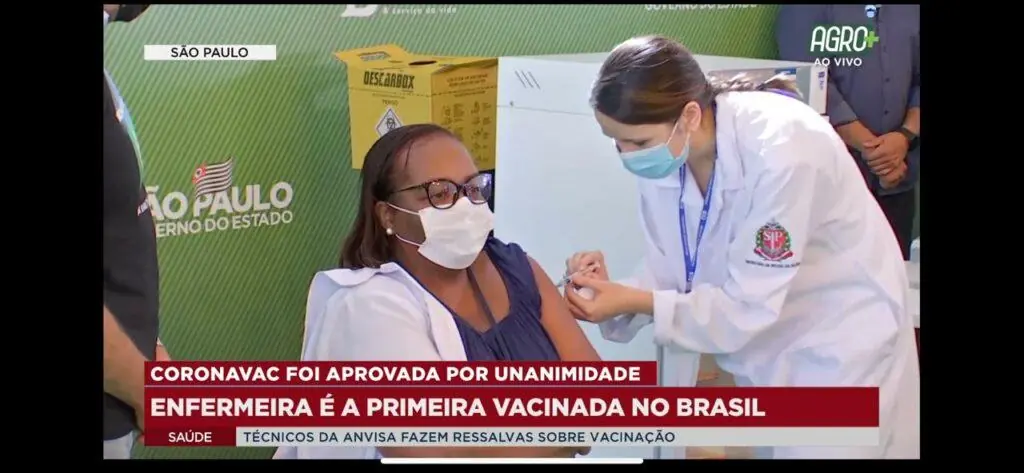 Na imagem a enfermeira Mônica Calazans sendo vacinada no Hospital das Clínicas, em Sao Paulo