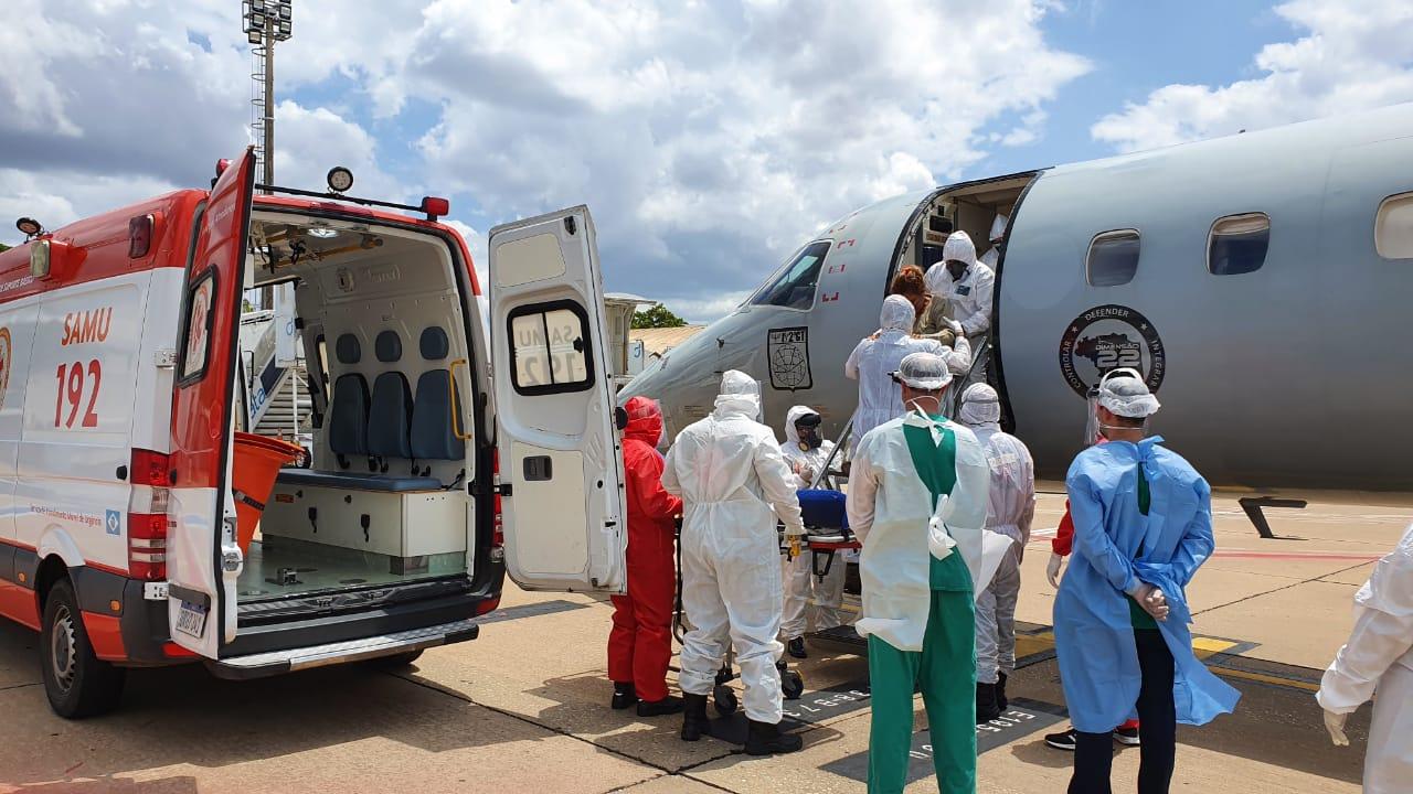 Ambulância e avião da FAB