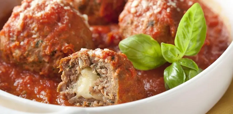 Imagem mostra almôndegas recheadas com queijo