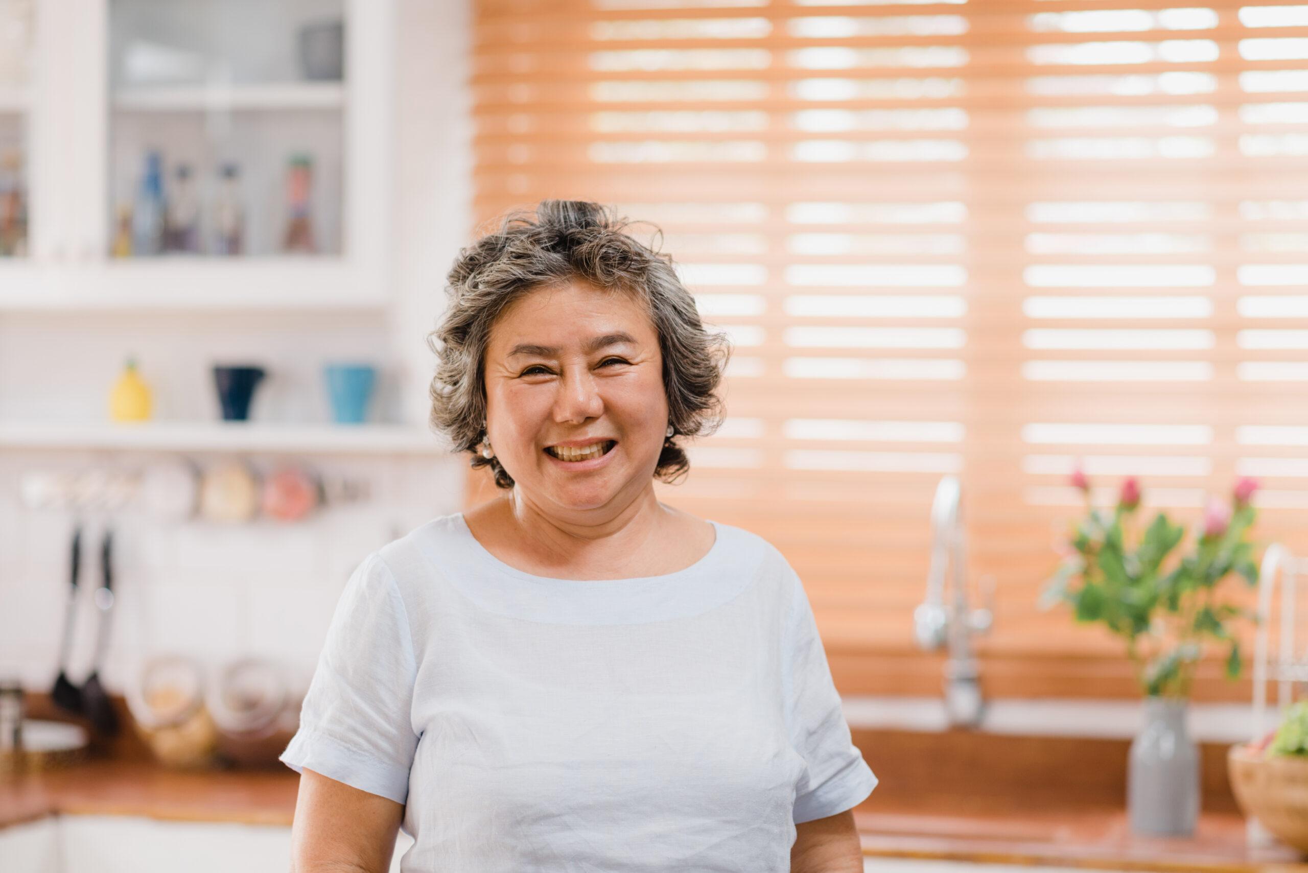 Mulher idosa em casa.