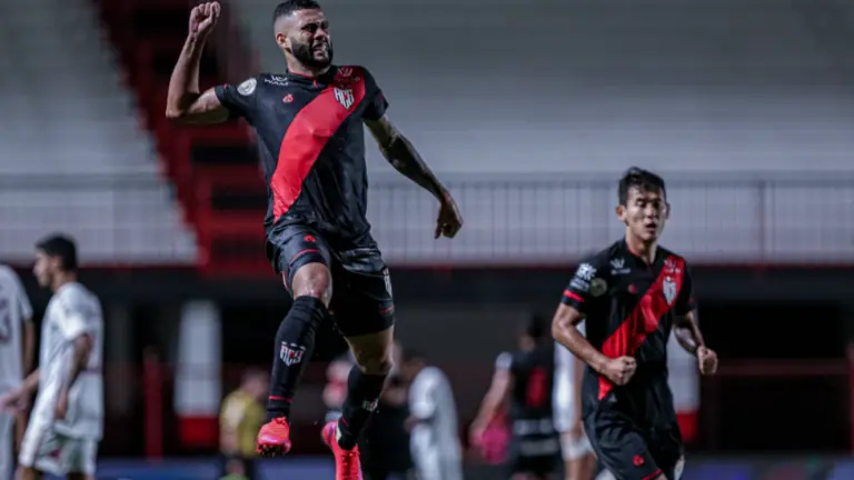São Paulo perde para Atlético-GO por 2 a 1 e se afunda em crise