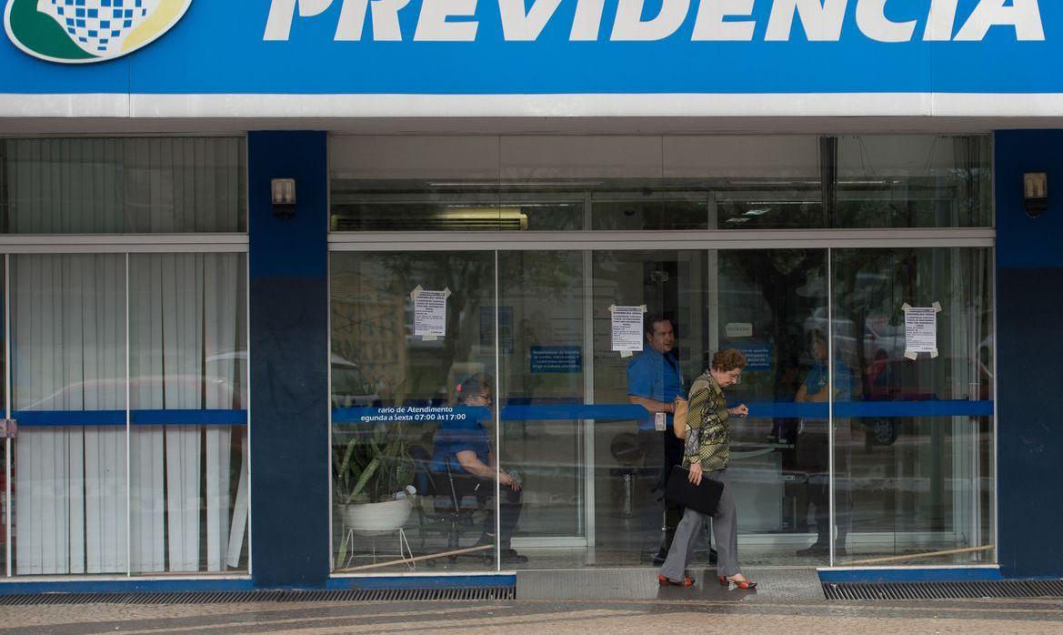 Foto mostra fachada de agência da Previdência Social.
