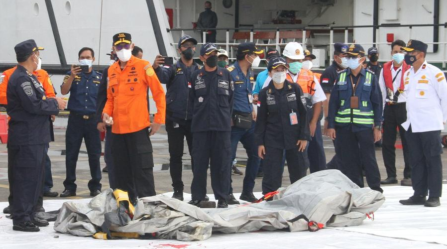 Caixas-pretas e corpos de avião que caiu na Indonésia são localizados