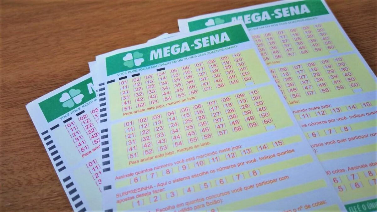 A imagem mostra volantes da Mega-Sena