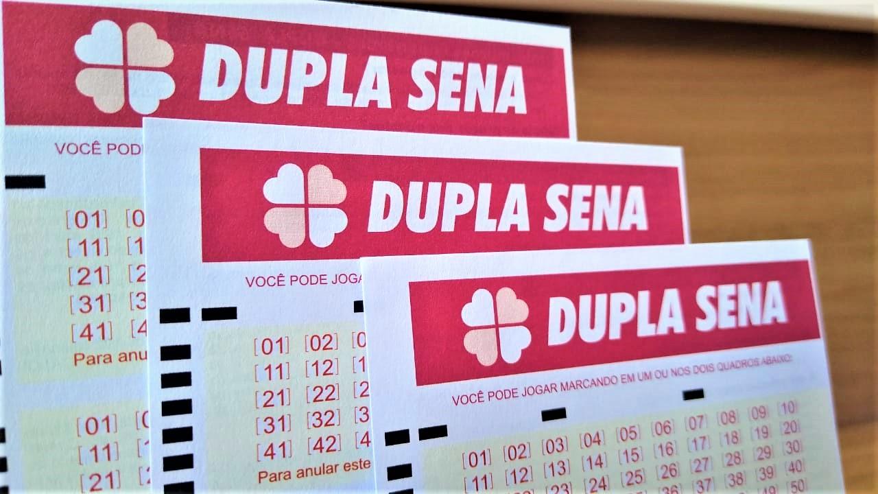 resultado da dupla sena - a imagem contém três volantes da dupla sena sob um fundo desfocado
