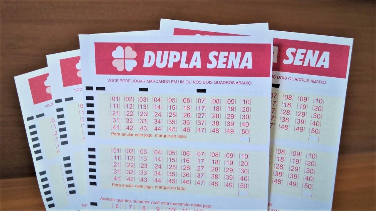 A imagem mostra volantes da Dupla Sena