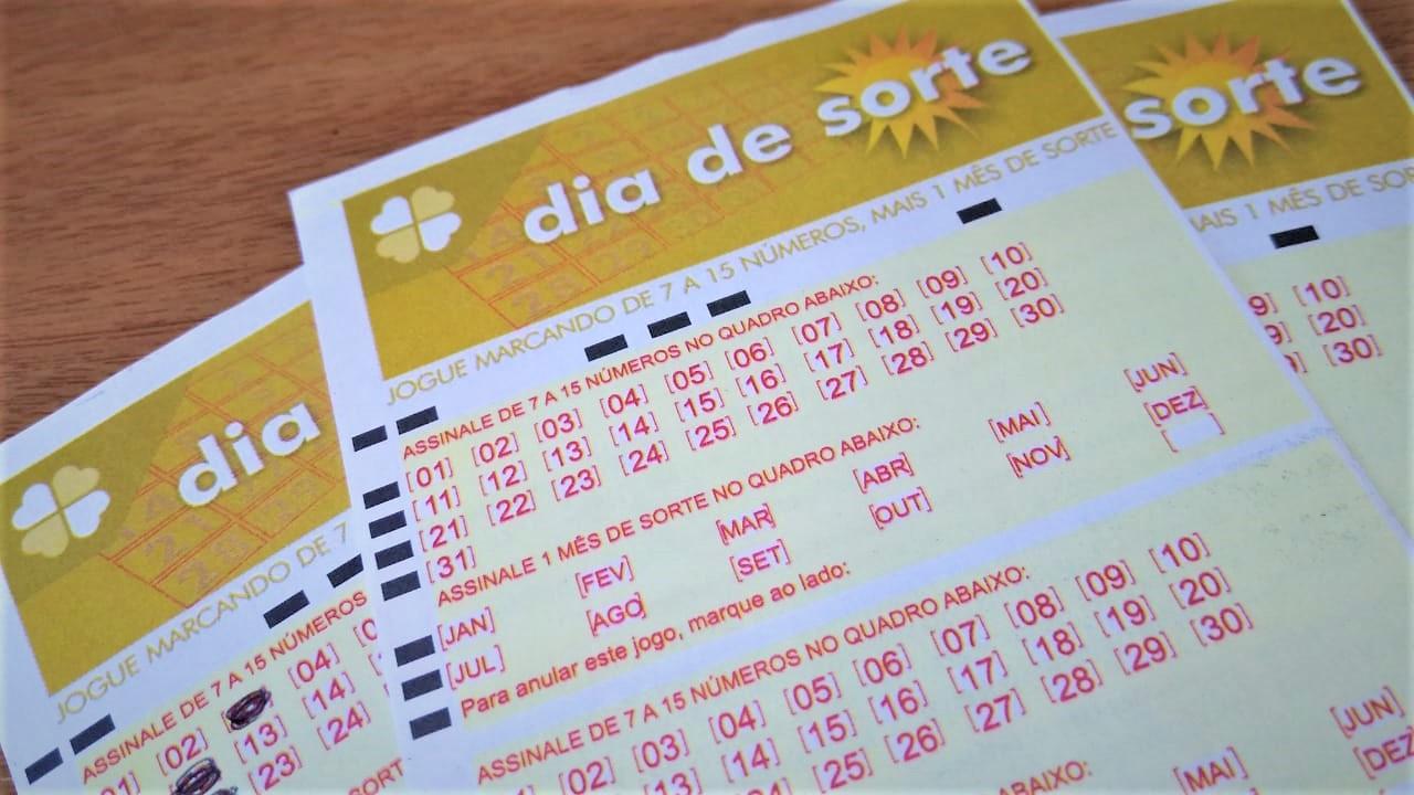 A imagem mostra volantes do Dia de Sorte