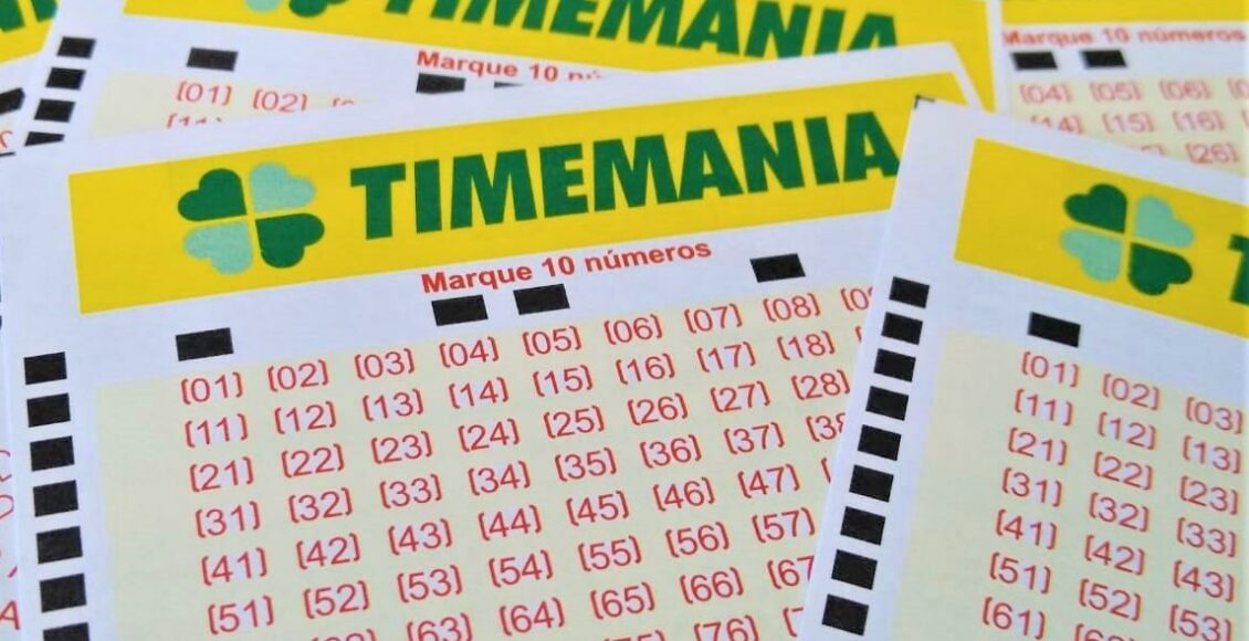 resultado da timemania - a foto contém diversos volantes da timemania espalhados sob uma mesa