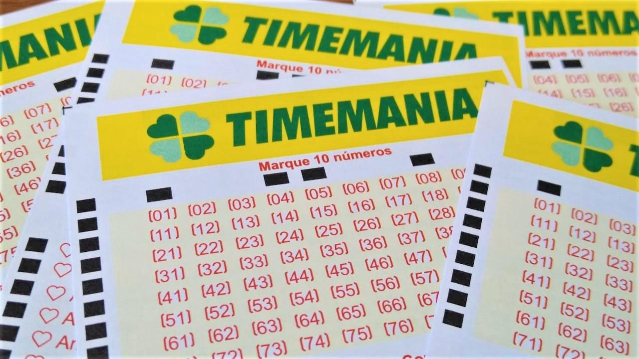 resultado da timemania - a foto contém diversos volantes da timemania espalhados sob uma mesa