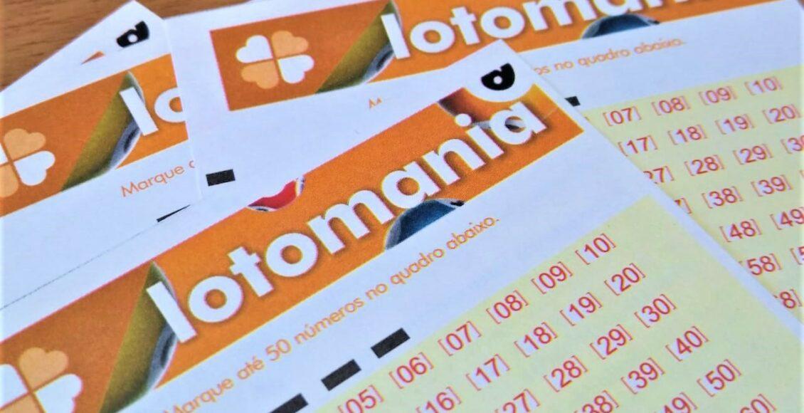 resultado da lotomania - volantes da lotomania em branco espalhados sob uma mesa