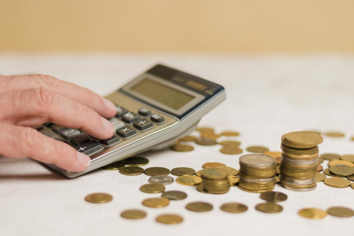 Calculadora e moedas. Tabela de descontos do INSS.